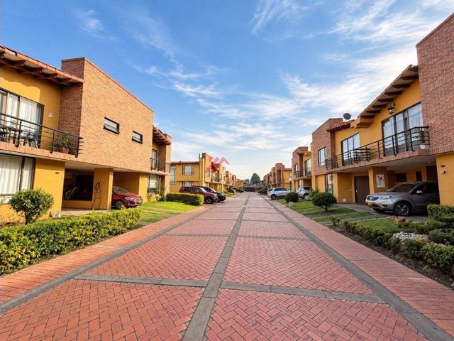 Casa en arriendo en conjunto cerrado — Cota centro