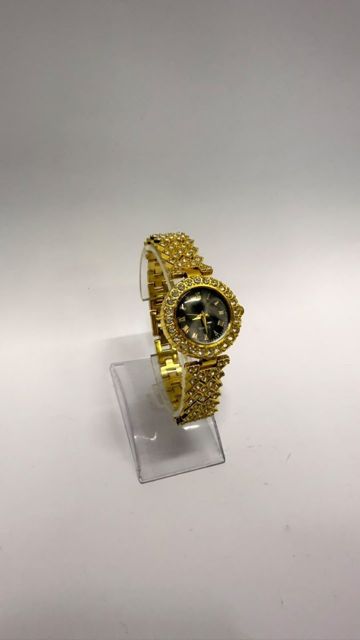 Reloj-Brazalete Dorado Para Dama Con Fondo Negro Y Cristales 💎🖤