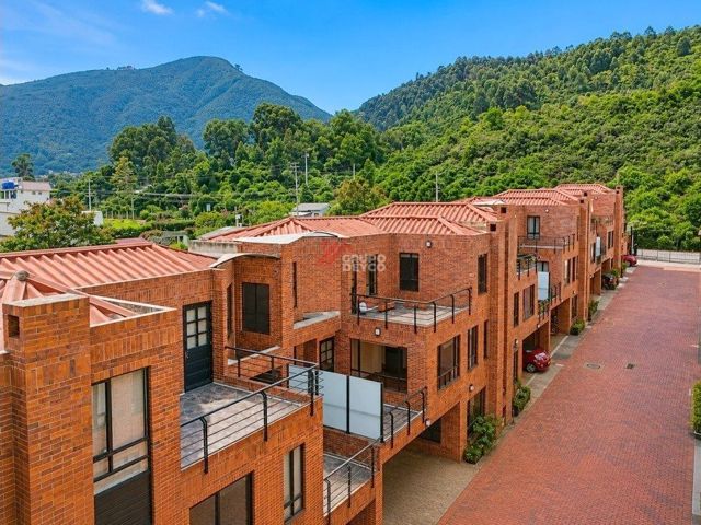 Casa de 3 niveles en arriendo en conjunto cerrado — Cota centro